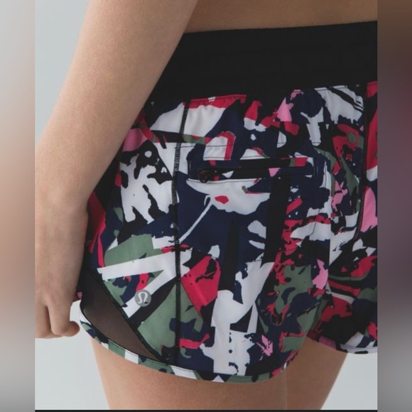 Lululemon Hotty Hot Shorts 2.5 inches - Picture 3 of 7